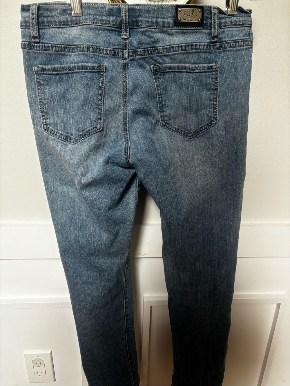 light wash Earl denim jeans featuring a metal logo badge size 10 p